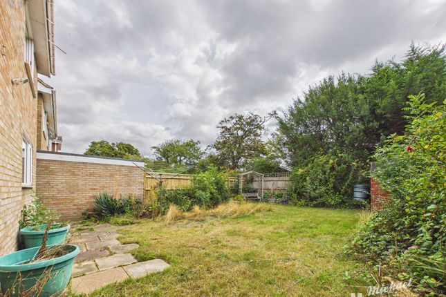 13 Oulton Close, Aylesbury photo 3