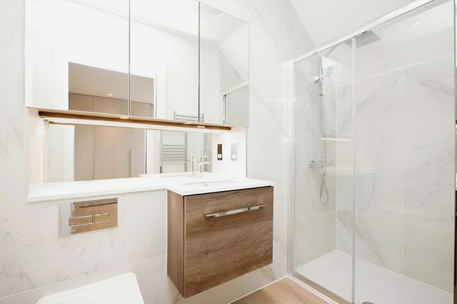 Flat 8, Tamarind Court, London photo 4