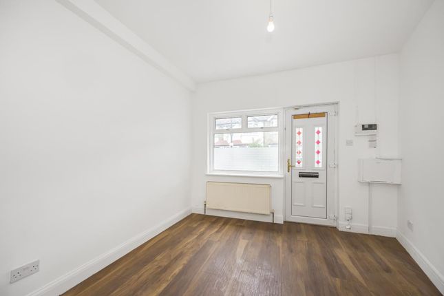 2A, Thorpe Hall Road, London photo 4