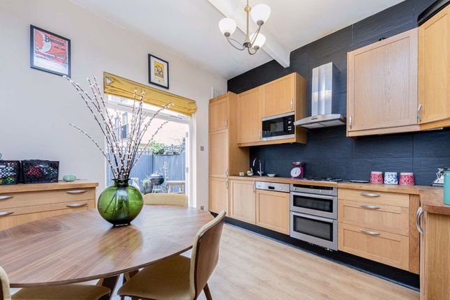 Maisonette for sale in Davenant Road, London