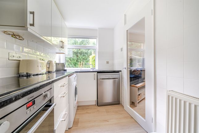 1, Winchester Close, ENFIELD photo 4