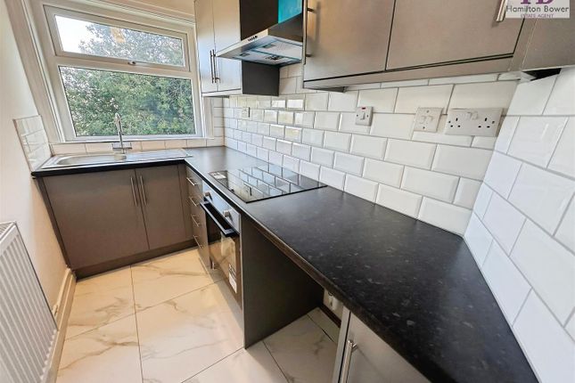 13, Leafield Grove, Bradford photo 3