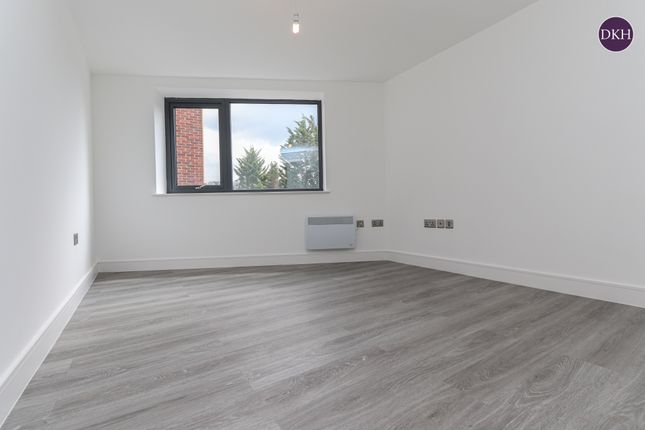 Flat to rent in 112A The Parade, Watford, Hertfordshire