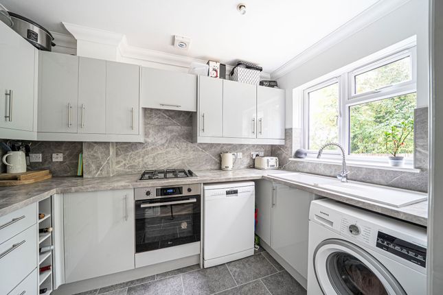 8 Woodlands Way, Andover photo 3