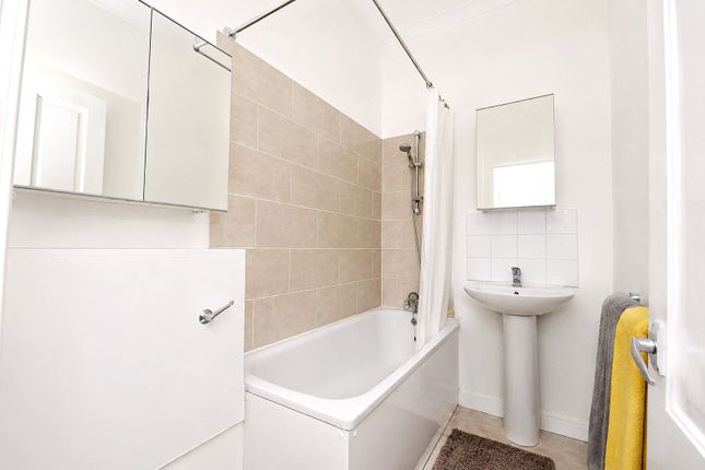 Flat 2,, 34, Limes Grove, London photo 4