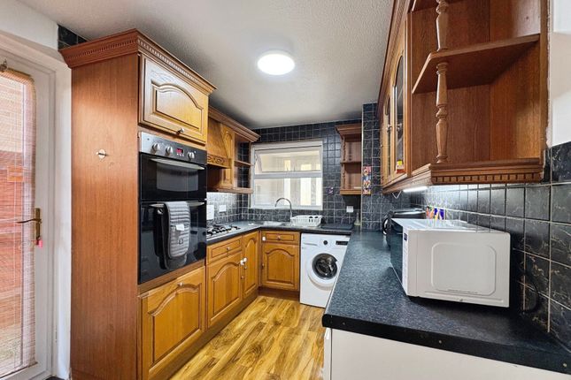 12, Darvel Close, Surrey photo 4
