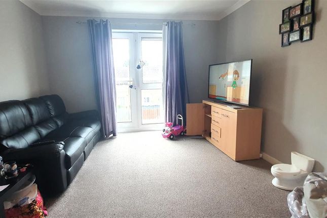Flat for sale in Yeoman Drive, Staines