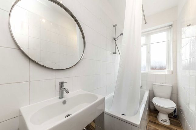 Flat 35, Coronation Court, Brewster Gardens, London photo 4