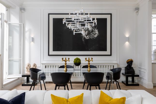 Flat, Flat D,  Eaton Square, London photo 4