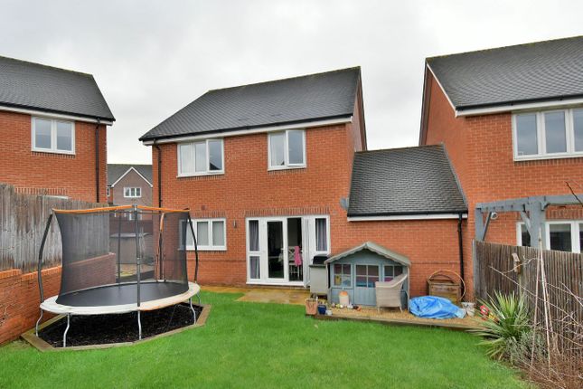 Horseshoe Crescent, Ferndown photo 2