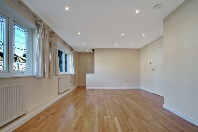 11B, Lincoln Road, London photo 3