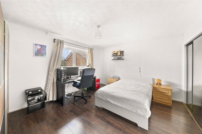 5, Sovereign Close, Ruislip photo 4