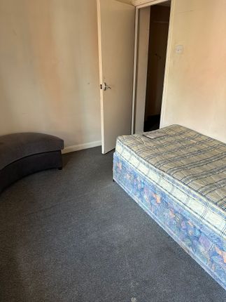 Thumbnail Flat to rent in Glenfield Road, Leicester