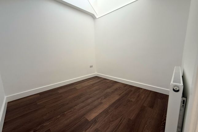 Harlington Road West, Feltham photo 3