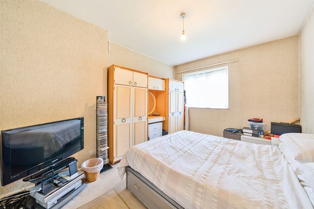 Flat for sale in Wesley Close, London