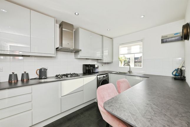 37, Robinia Road, Broxbourne photo 2