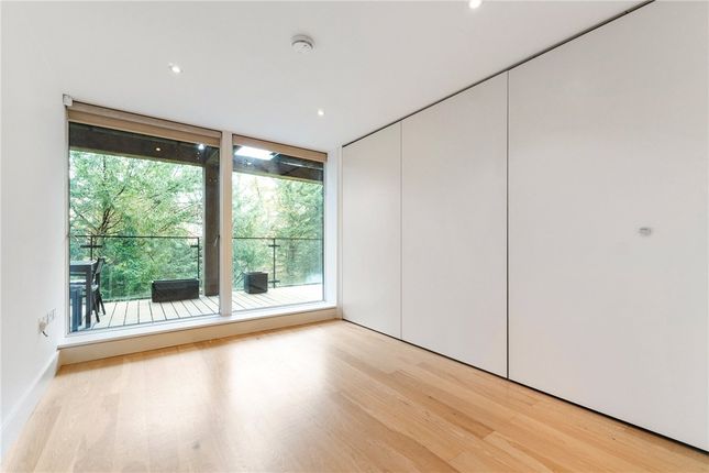 Flat for sale in Kingfisher Way, Cambridge