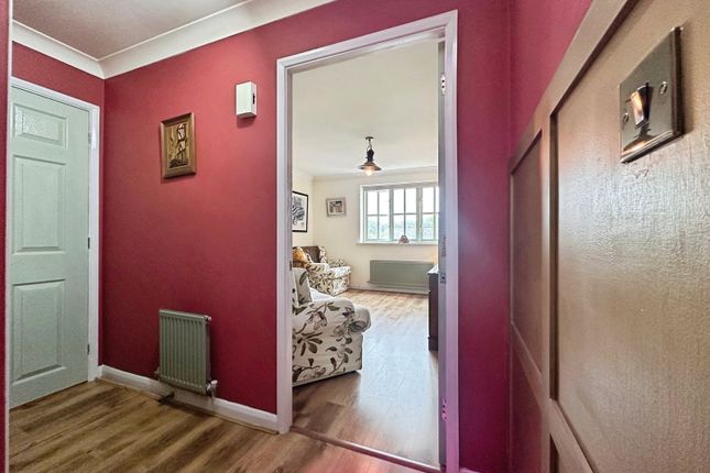 4, Cygnet Close, Compton, Wolverhampton photo 4