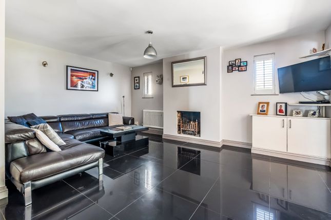 43, Charlock Way, Guildford photo 4