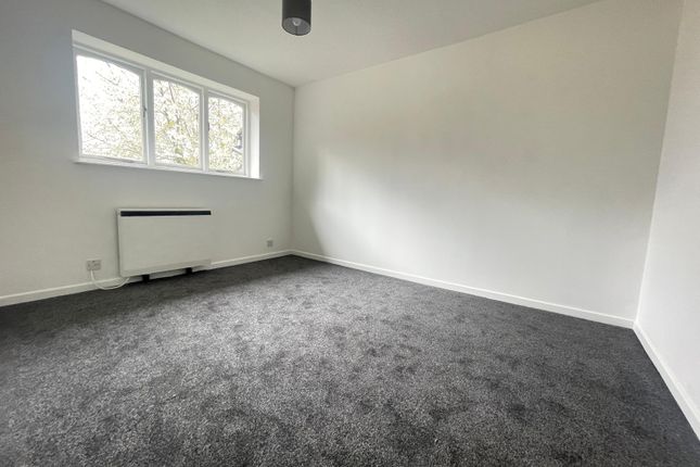 Flat 14, Avondale Court, London photo 3