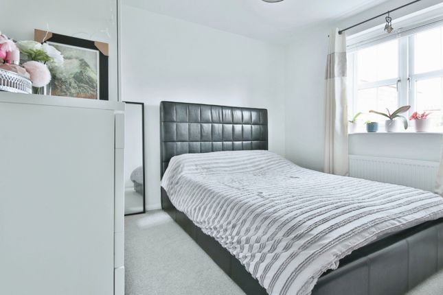 Flat for sale in Shinewater Park, Kingswood, Hull