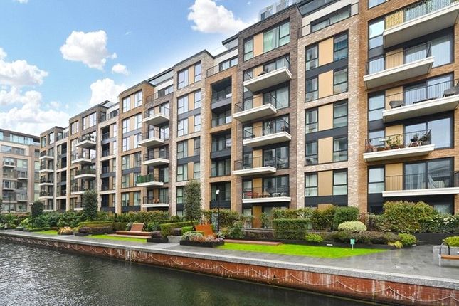 Flat for sale in Fairview House, Fulham