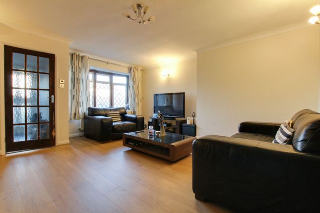 36 Belmont Avenue, Wickford photo 3