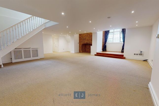 8, Hill Hall, Epping photo 3