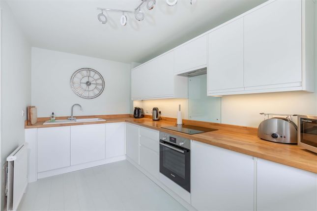 Flat 17, 41, Balmoral Court, Grand Avenue, Worthing photo 4