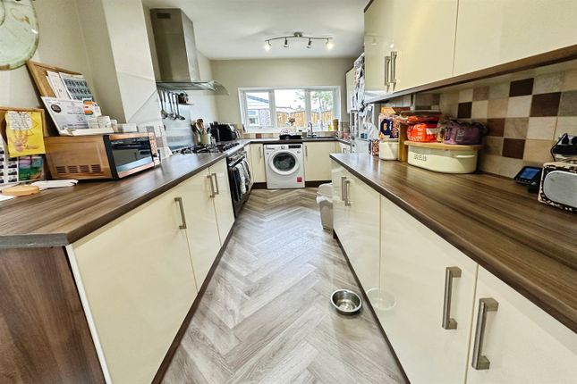 16, Tudor Avenue, Chadderton, Oldham photo 5