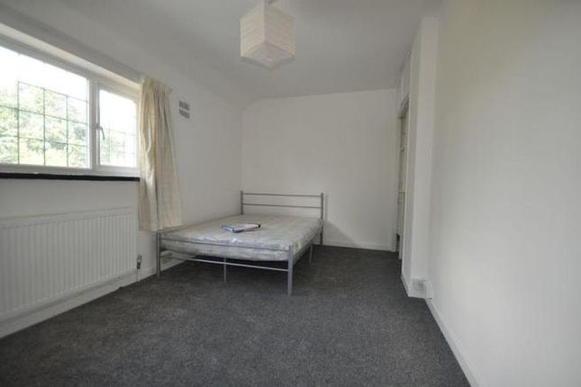 5 BED, 31, Yew Tree Drive, Guildford photo 3