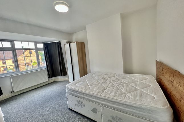 Room 6 99,, Booth Road, London photo 3