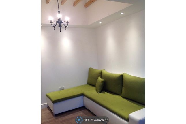 Flat   Rayners Lane, Pinner photo 5