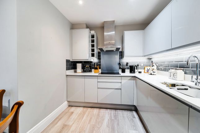 1, Woodroffe Close, Aldershot photo 2