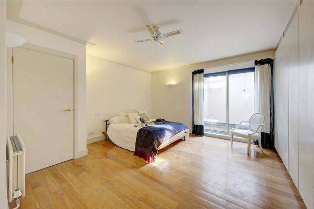 Mews house to rent in Squire Gardens, London