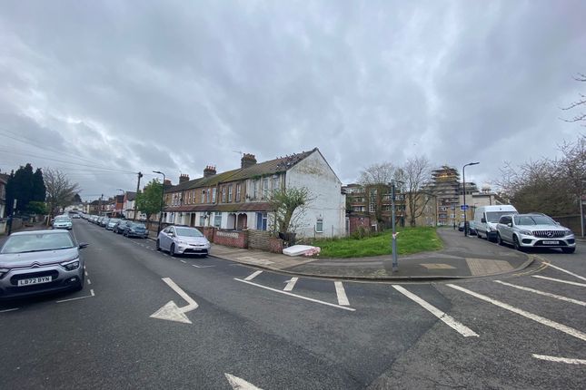 Flat for sale in Victoria Road, Southall