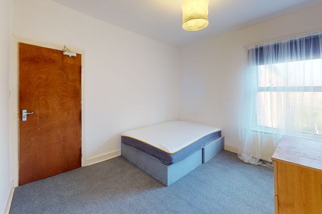 Room 4, Mount Pleasant 68, Mount Pleasant R4, London photo 3