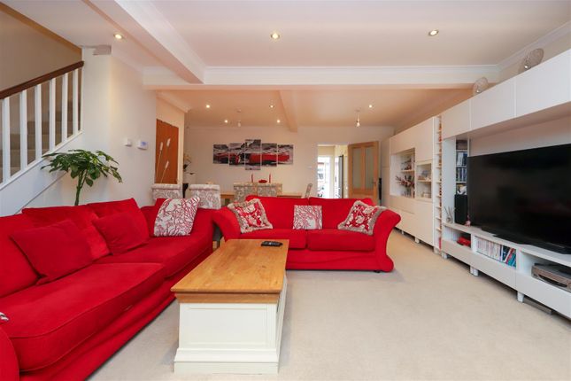 36, Midhurst Gardens, Hillingdon photo 3