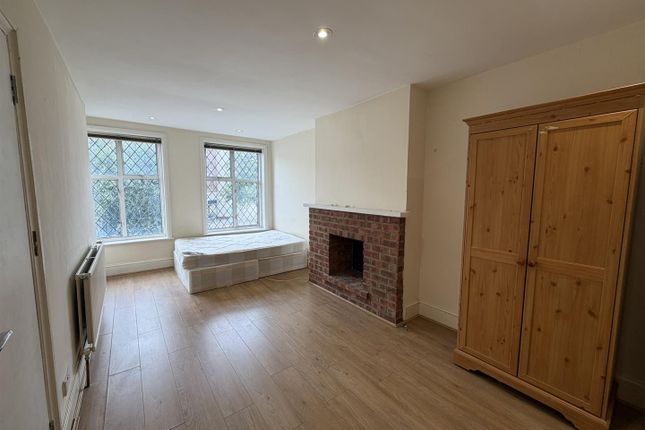 70B, Greyhound Hill, London photo 5