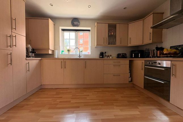 31, Hardwick Hall Way, DAVENTRY photo 2