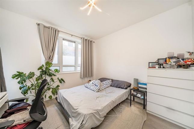 Flat 2 Mark House, Sewardstone Road, London photo 4