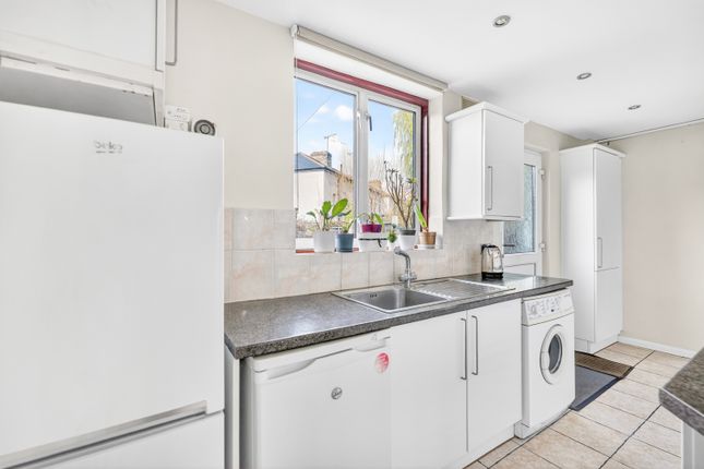5, Challis Road, Brentford photo 4