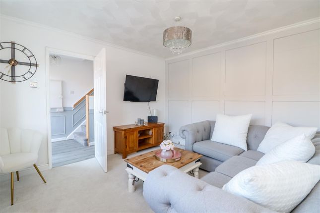 51, Blackbridge Lane, Horsham photo 2