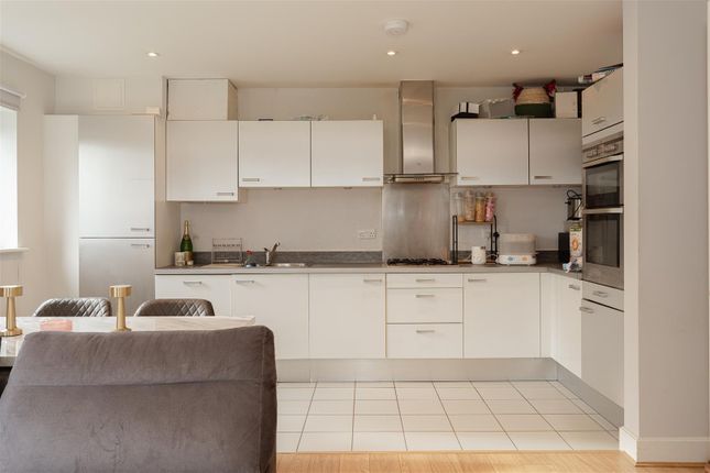 2-bed flat on 5 The Belvederes, Hornbeam Road, Reigate, £290,000