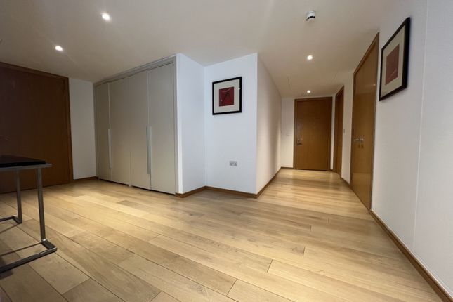 Flat to rent in 26 Hertsmere Road, London