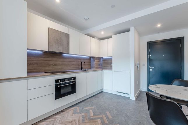 Thumbnail Flat to rent in Gillender Street, London