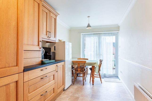 33, Merryfields, Rochester photo 4