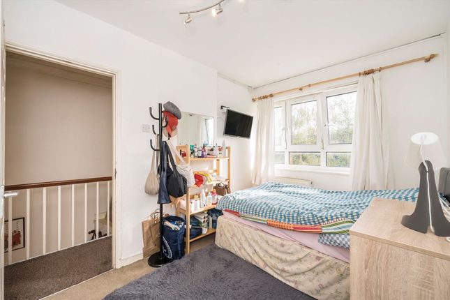 48, Barclay Close, London photo 4