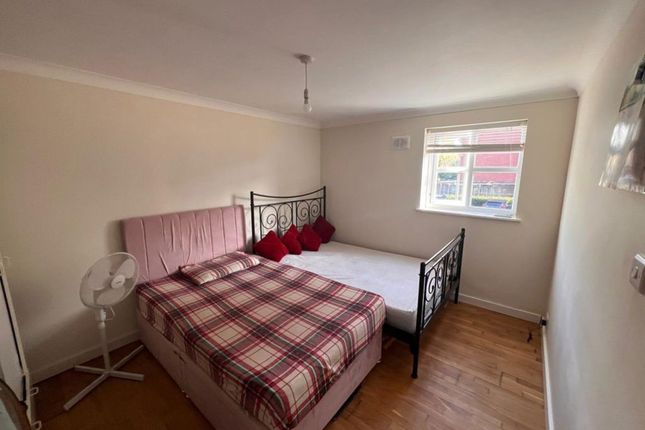 16 The Drummonds 745 749, - Dunstable Road, Luton photo 5