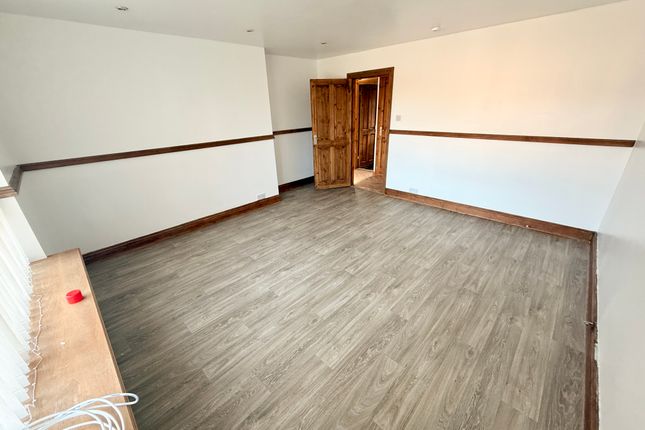 71, Highfield Crescent, KETTERING photo 5
